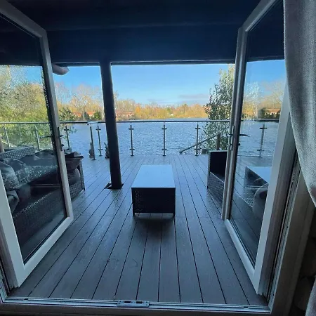 Woodpecker Log Cabin: Lakeside Retreat with Hot Tub and Private Fishing Tattershall Exterior photo