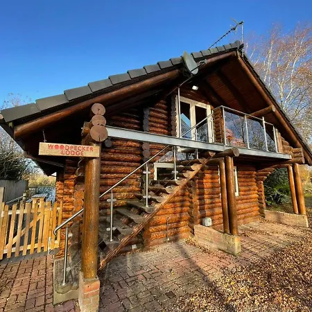 Woodpecker Log Cabin: Lakeside Retreat with Hot Tub and Private Fishing Tattershall Exterior photo