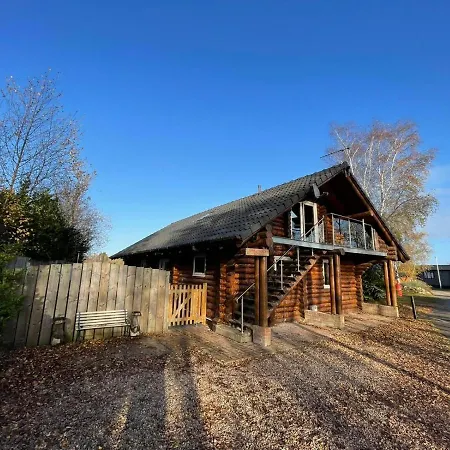 Woodpecker Log Cabin: Lakeside Retreat with Hot Tub and Private Fishing Tattershall Exterior photo