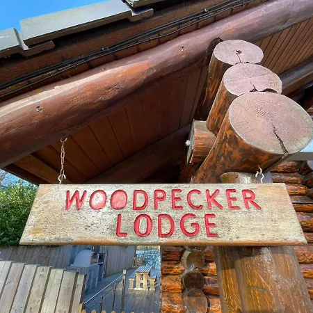 Woodpecker Log Cabin: Lakeside Retreat with Hot Tub and Private Fishing Tattershall Exterior photo