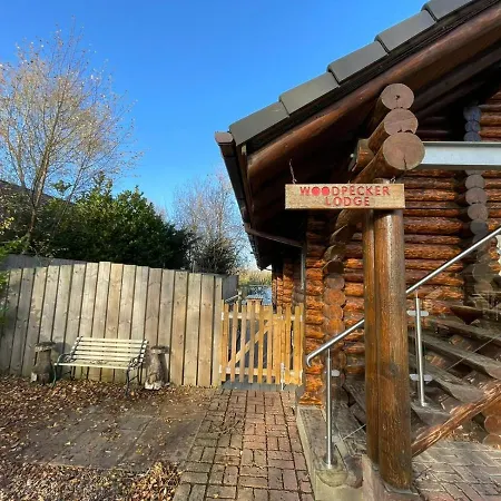 Woodpecker Log Cabin: Lakeside Retreat with Hot Tub and Private Fishing Tattershall Exterior photo