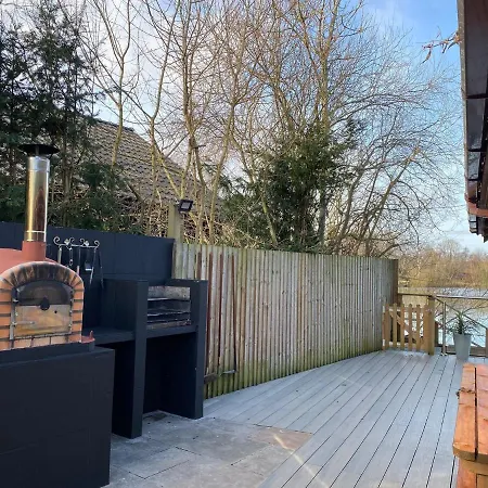 Woodpecker Log Cabin: Lakeside Retreat with Hot Tub and Private Fishing Tattershall Exterior photo