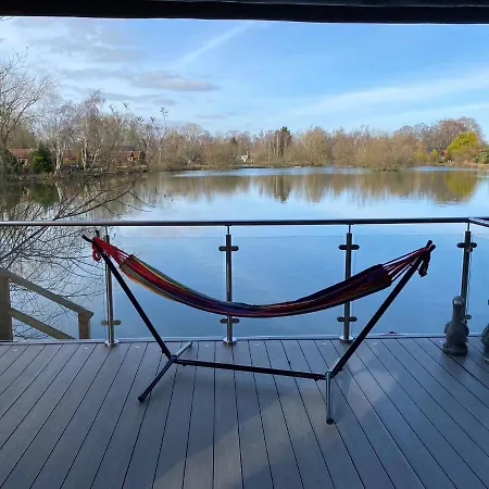 Woodpecker Log Cabin: Lakeside Retreat with Hot Tub and Private Fishing Tattershall Exterior photo
