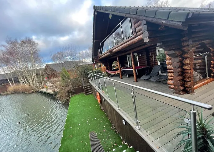 Woodpecker Log Cabin With Hot Tub, Pizza Oven Bbq Entertainment Area, Lakeside With Private Fishing Peg Situated At Tattershall Lakes