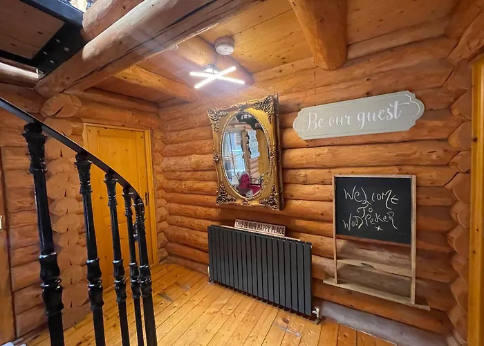 Woodpecker Log Cabin With Hot Tub, Pizza Oven Bbq Entertainment Area, Lakeside With Private Fishing Peg Situated At Tattershall Lakes