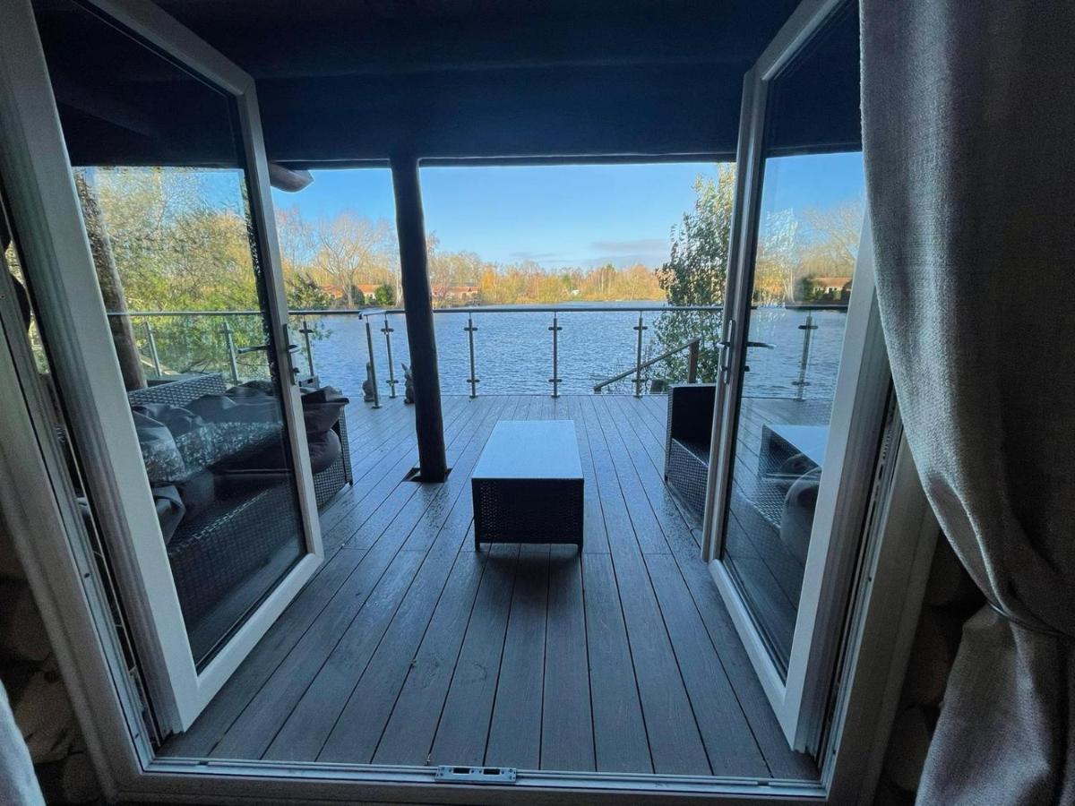 Woodpecker Log Cabin: Lakeside Retreat With Hot Tub And Private Fishing