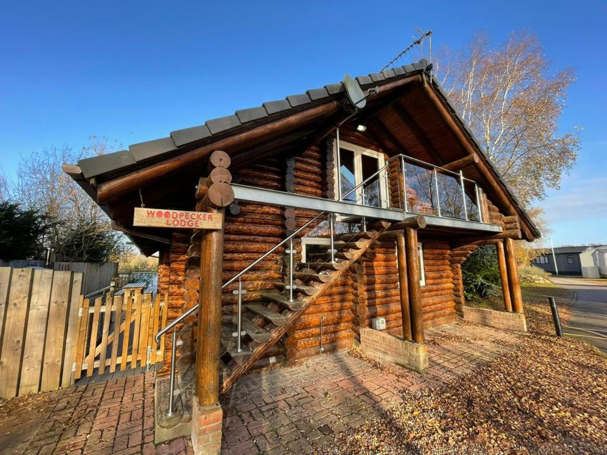 Woodpecker Log Cabin: Lakeside Retreat With Hot Tub And Private Fishing Holiday home