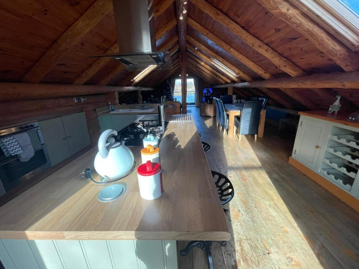 Woodpecker Log Cabin: Lakeside Retreat With Hot Tub And Private Fishing *