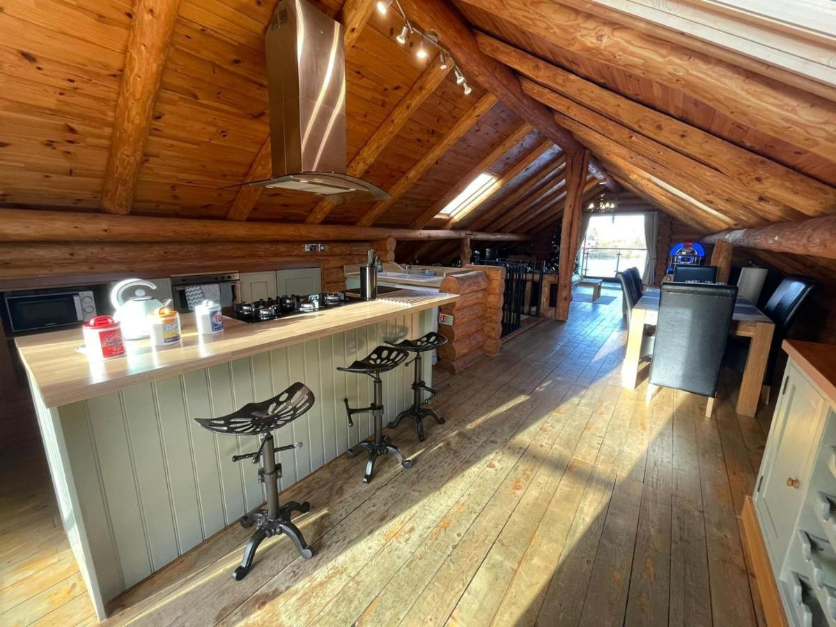 Holiday home Woodpecker Log Cabin: Lakeside Retreat With Hot Tub And Private Fishing