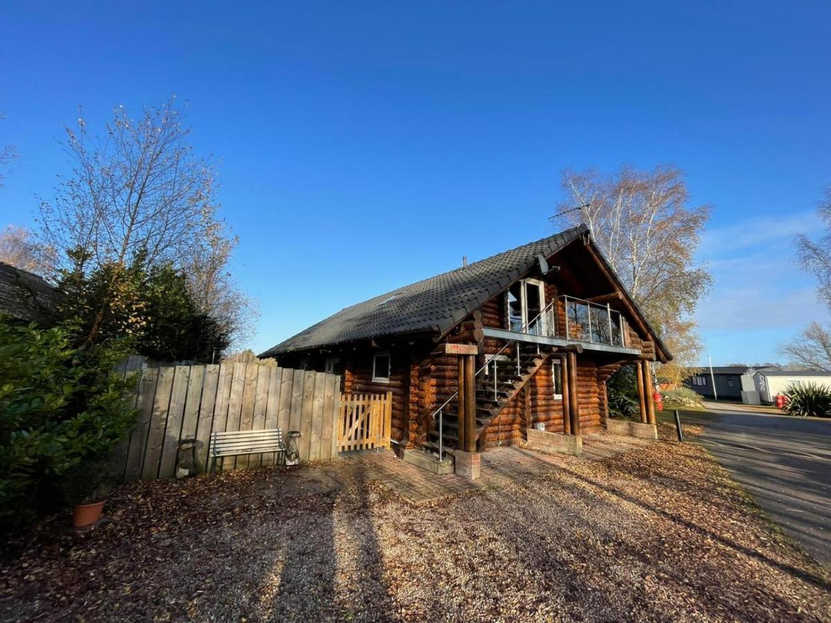 Woodpecker Log Cabin: Lakeside Retreat With Hot Tub And Private Fishing Holiday home Tattershall