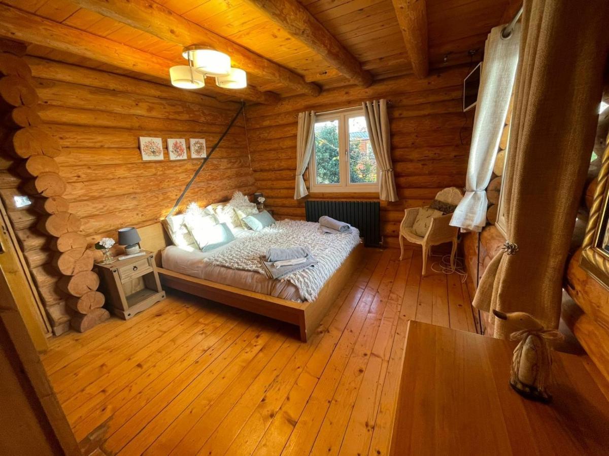 Holiday home Woodpecker Log Cabin: Lakeside Retreat With Hot Tub And Private Fishing Tattershall