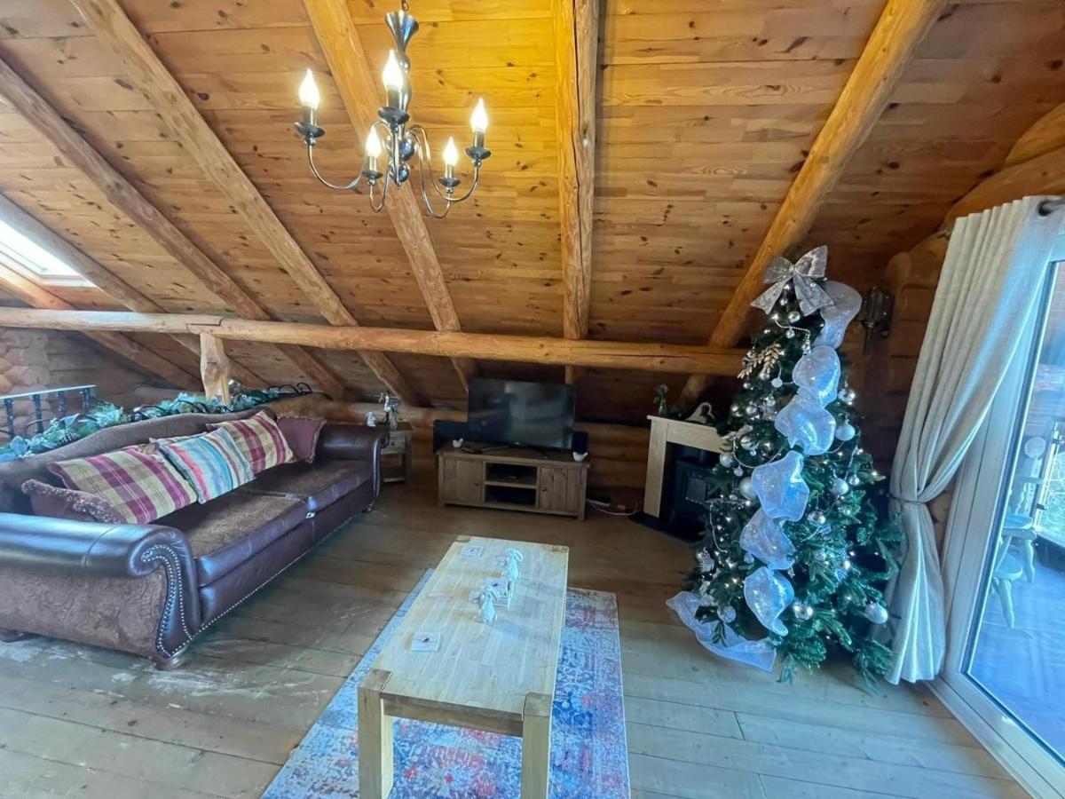 Woodpecker Log Cabin: Lakeside Retreat With Hot Tub And Private Fishing