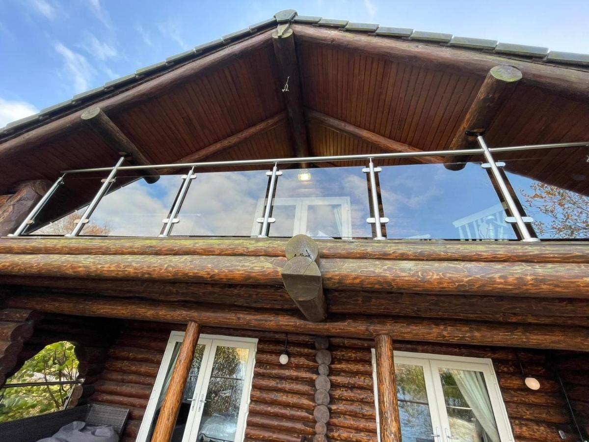 Woodpecker Log Cabin: Lakeside Retreat With Hot Tub And Private Fishing Tattershall