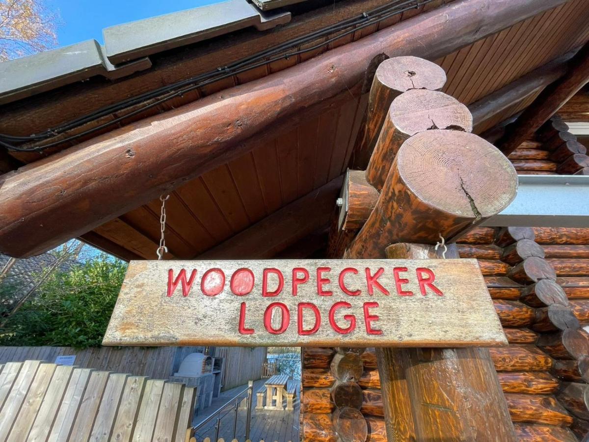 Woodpecker Log Cabin: Lakeside Retreat With Hot Tub And Private Fishing Tattershall