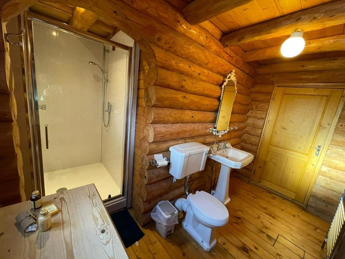 Woodpecker Log Cabin: Lakeside Retreat With Hot Tub And Private Fishing Tattershall