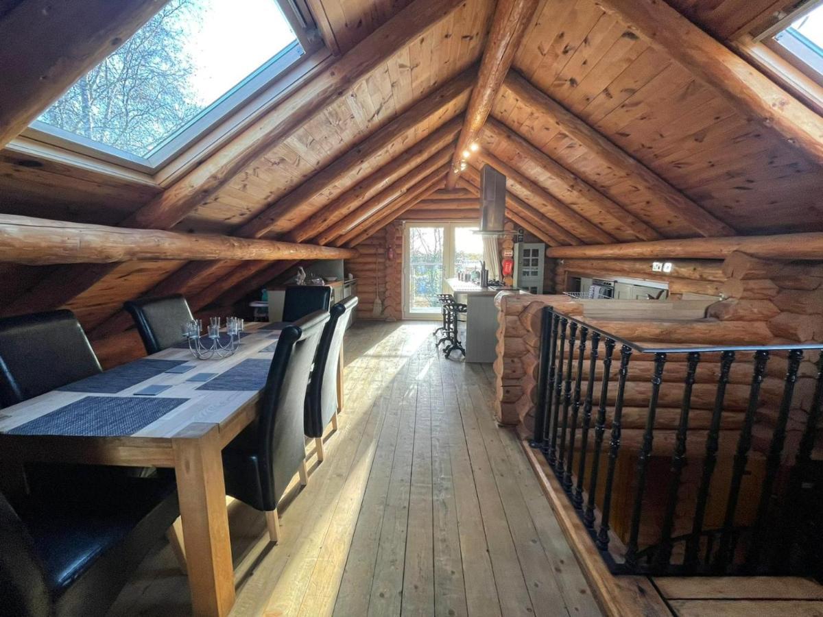 Holiday home Woodpecker Log Cabin: Lakeside Retreat With Hot Tub And Private Fishing Tattershall