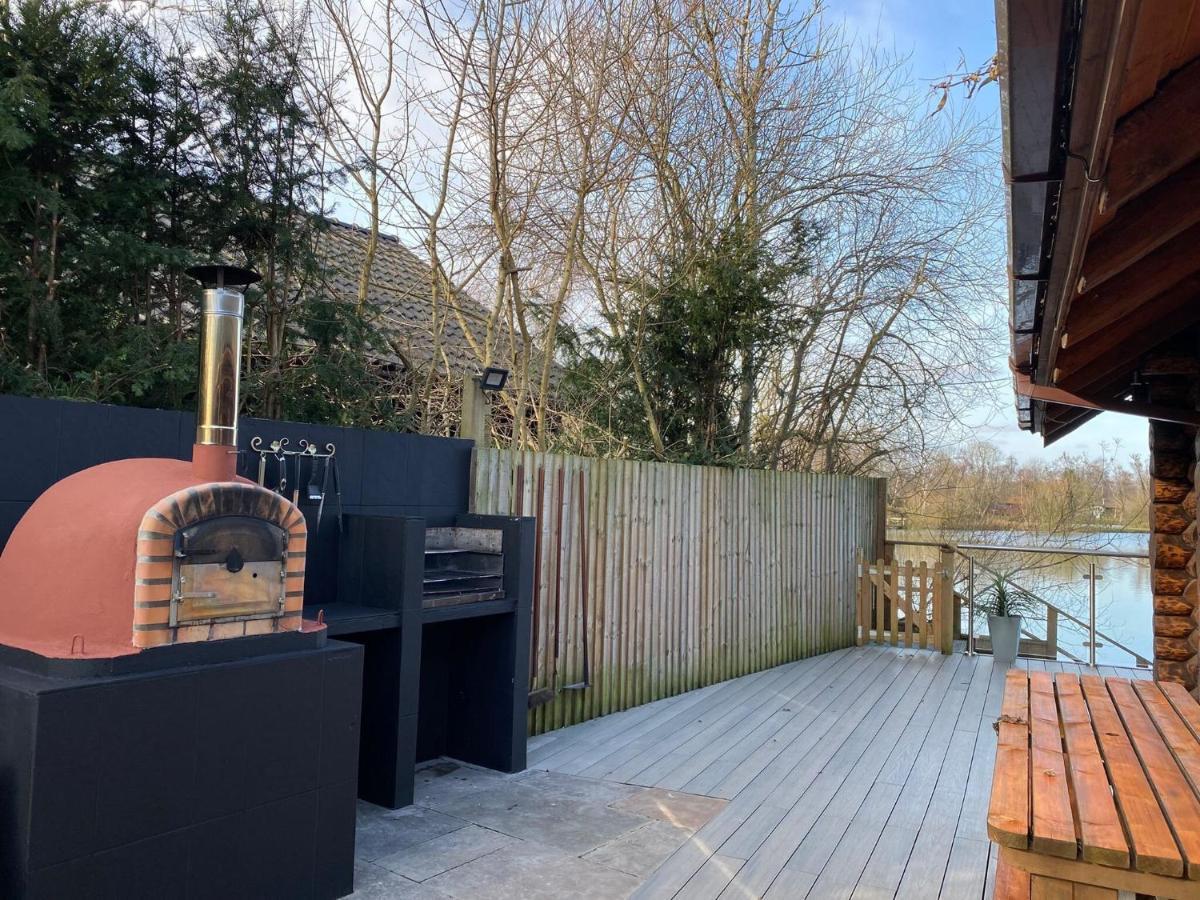 Holiday home Woodpecker Log Cabin: Lakeside Retreat With Hot Tub And Private Fishing *