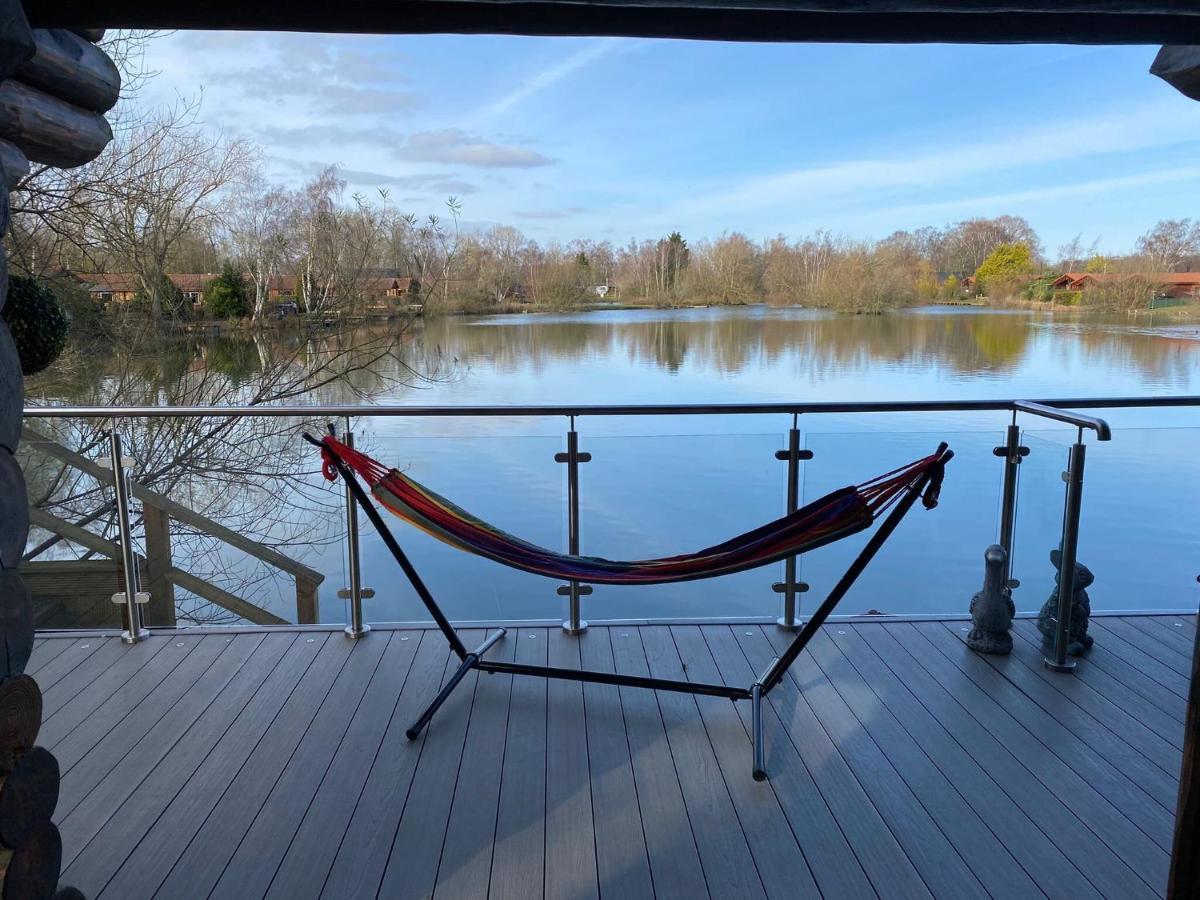 Holiday home Woodpecker Log Cabin: Lakeside Retreat With Hot Tub And Private Fishing