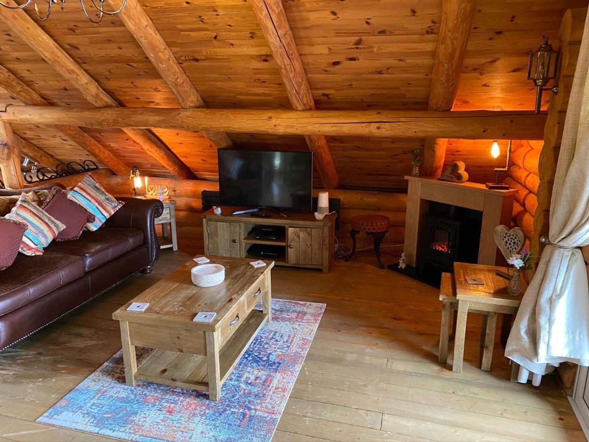 Woodpecker Log Cabin: Lakeside Retreat With Hot Tub And Private Fishing *
