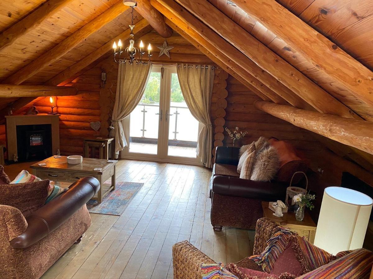 Woodpecker Log Cabin: Lakeside Retreat With Hot Tub And Private Fishing