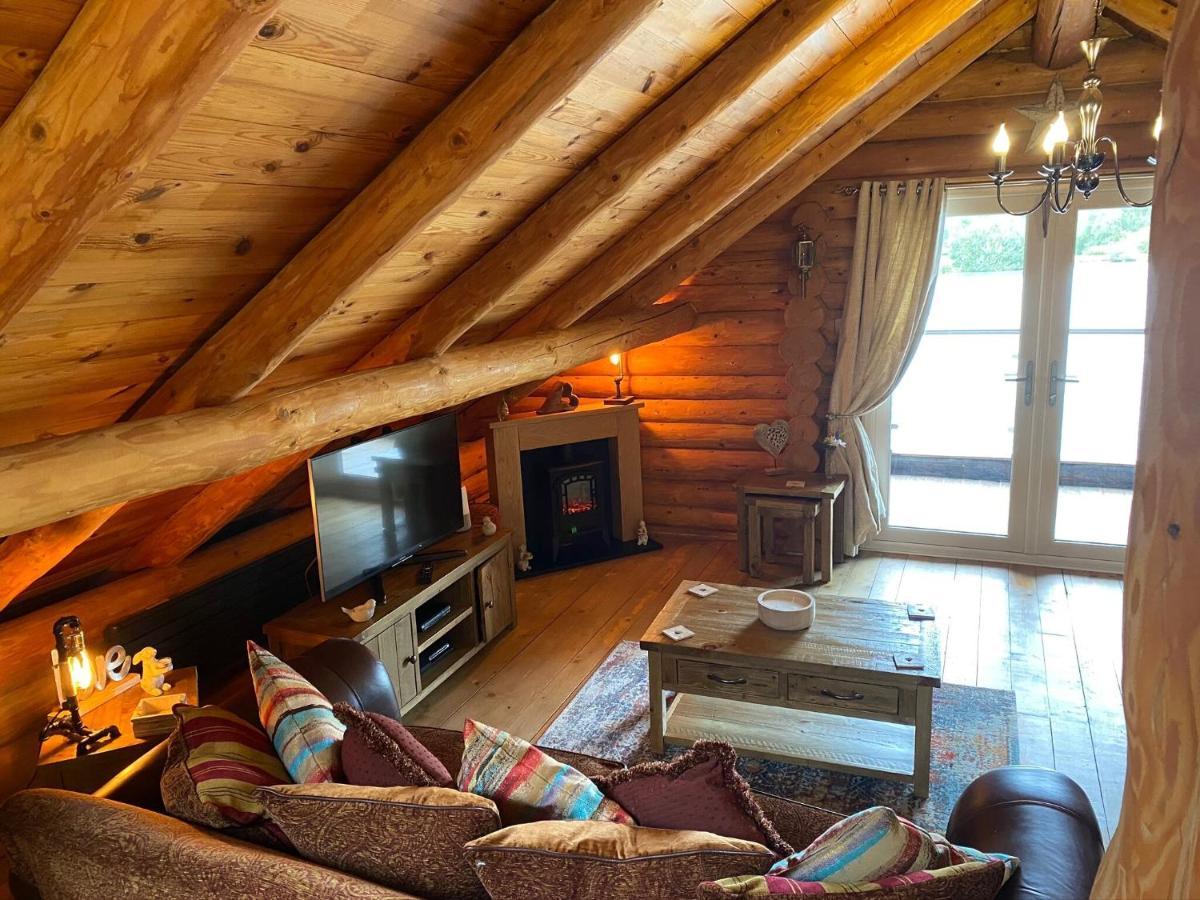 Woodpecker Log Cabin: Lakeside Retreat With Hot Tub And Private Fishing Holiday home Tattershall