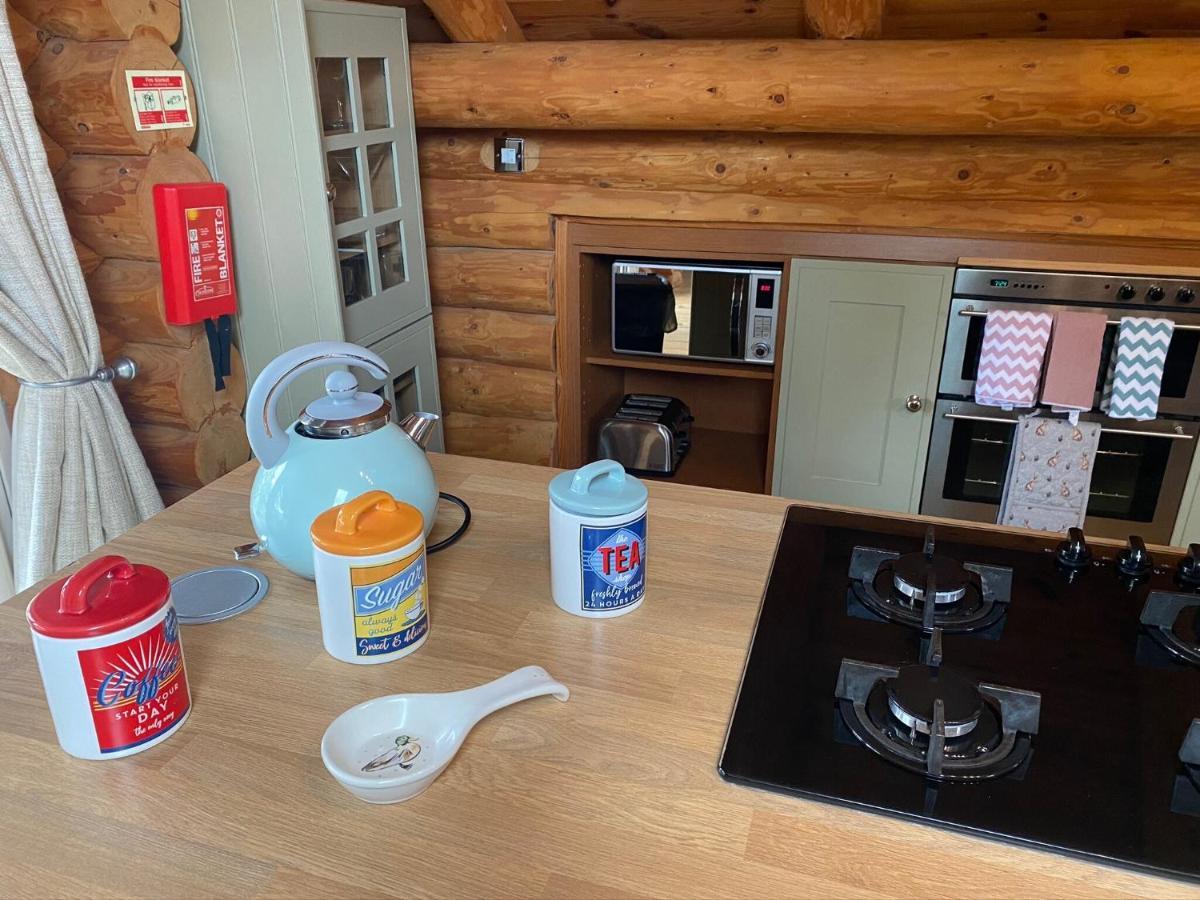 Holiday home Woodpecker Log Cabin: Lakeside Retreat With Hot Tub And Private Fishing