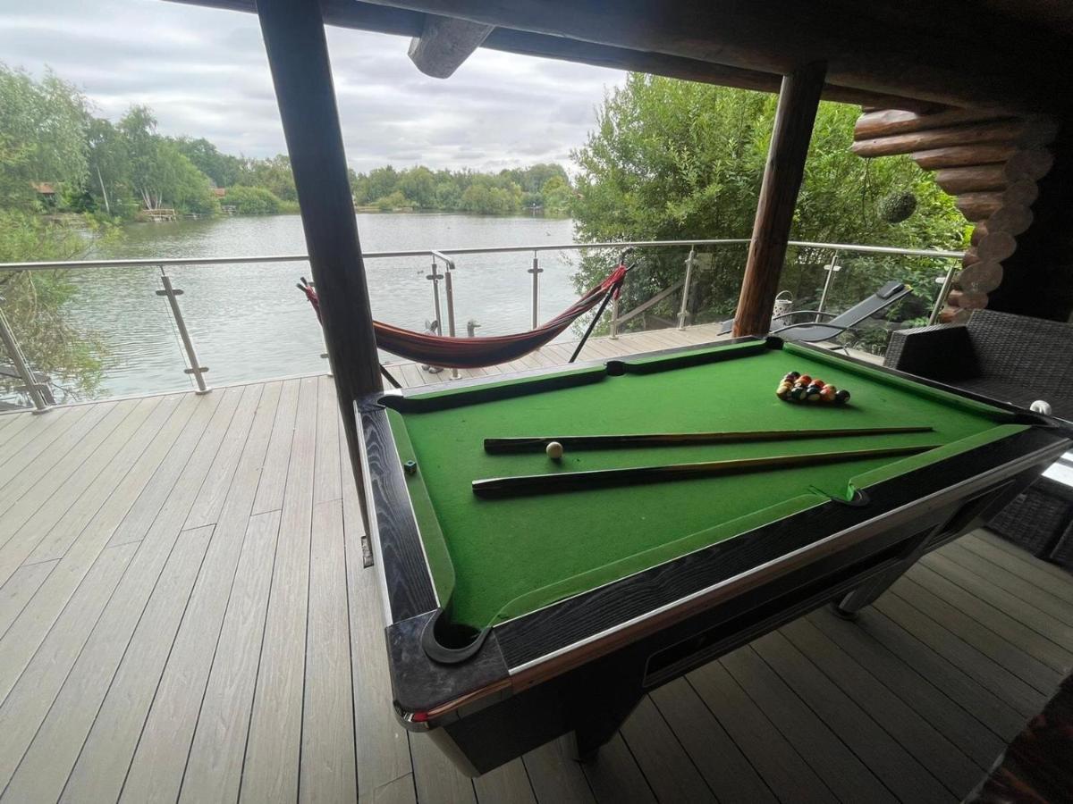 Woodpecker Log Cabin: Lakeside Retreat With Hot Tub And Private Fishing Holiday home