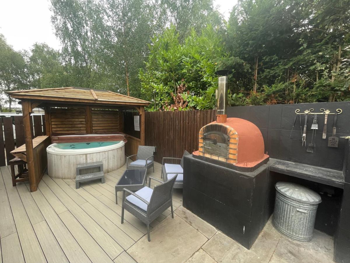 Woodpecker Log Cabin: Lakeside Retreat With Hot Tub And Private Fishing Holiday home