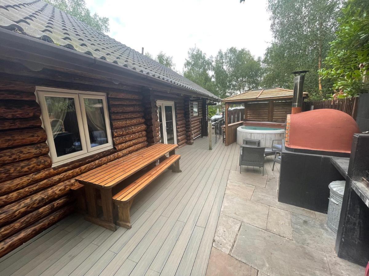 Woodpecker Log Cabin: Lakeside Retreat With Hot Tub And Private Fishing