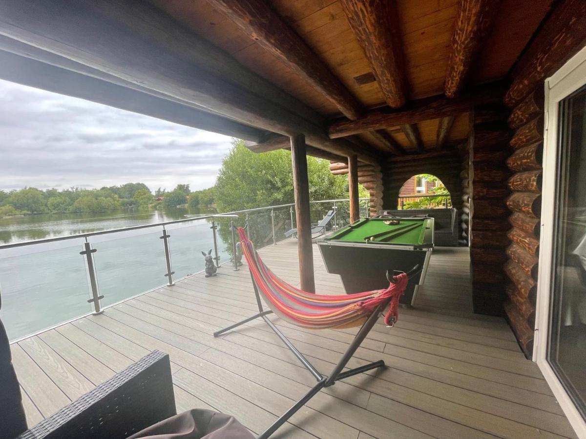 Holiday home Woodpecker Log Cabin: Lakeside Retreat With Hot Tub And Private Fishing Tattershall