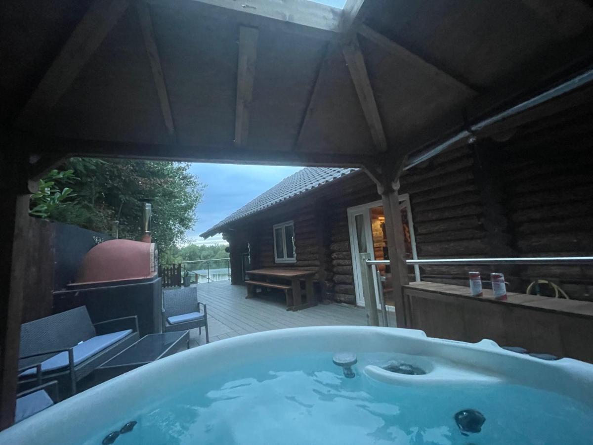 Woodpecker Log Cabin: Lakeside Retreat With Hot Tub And Private Fishing Holiday home