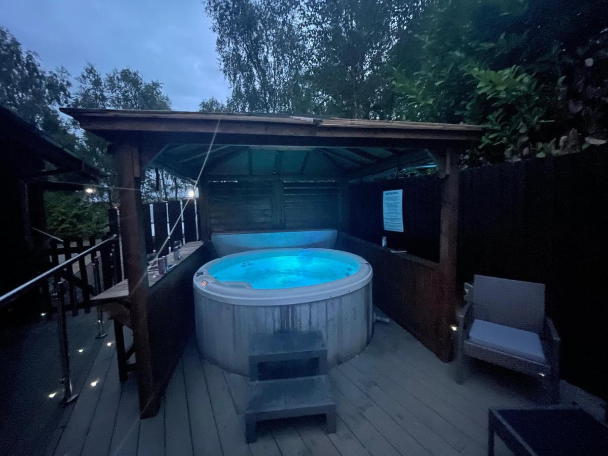 Holiday home Woodpecker Log Cabin: Lakeside Retreat With Hot Tub And Private Fishing *