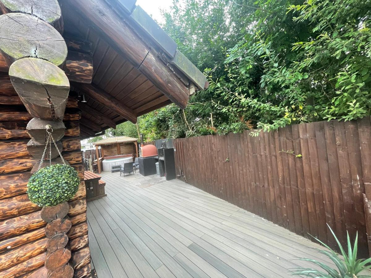 Woodpecker Log Cabin: Lakeside Retreat With Hot Tub And Private Fishing