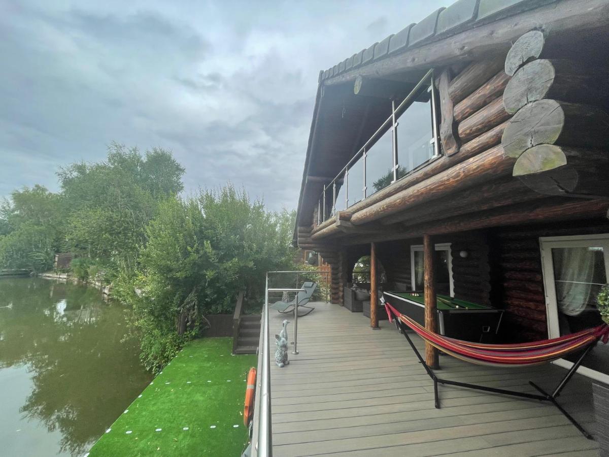 Woodpecker Log Cabin: Lakeside Retreat With Hot Tub And Private Fishing * Tattershall