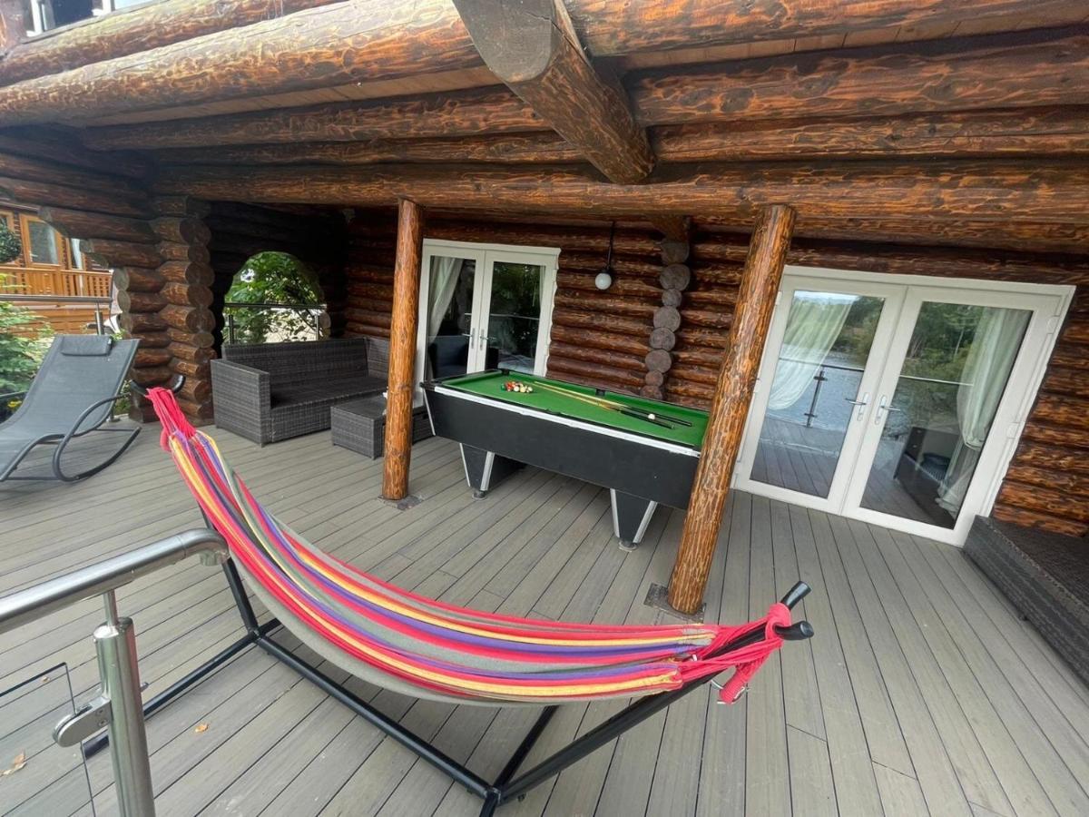 Woodpecker Log Cabin: Lakeside Retreat With Hot Tub And Private Fishing Holiday home *