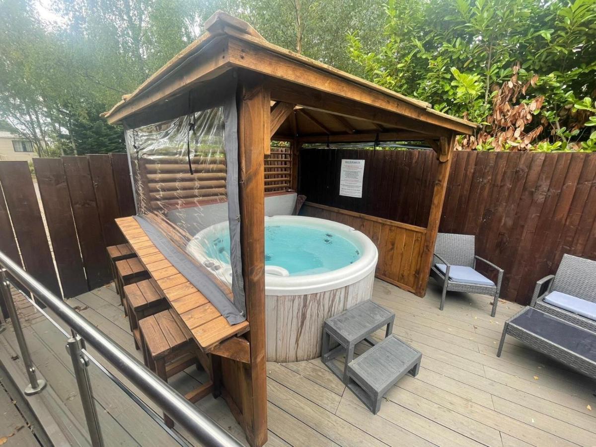 Woodpecker Log Cabin: Lakeside Retreat With Hot Tub And Private Fishing Tattershall