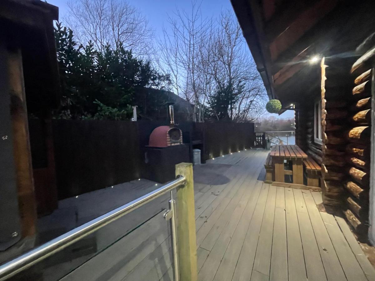 Woodpecker Log Cabin: Lakeside Retreat With Hot Tub And Private Fishing Holiday home Tattershall