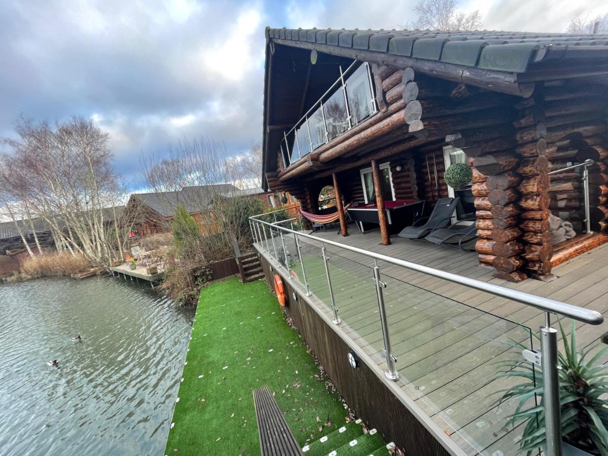 Woodpecker Log Cabin: Lakeside Retreat With Hot Tub And Private Fishing *