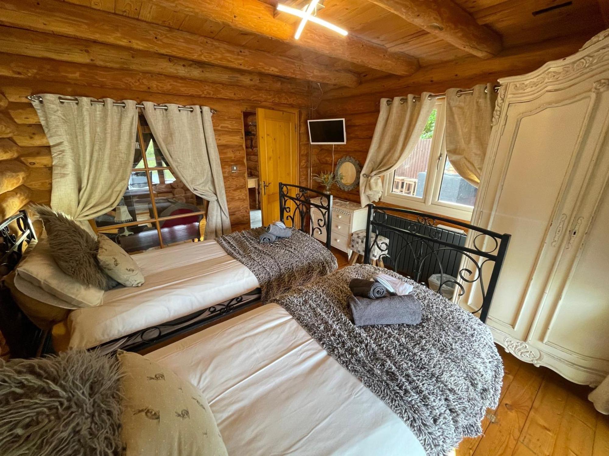 Holiday home Woodpecker Log Cabin: Lakeside Retreat With Hot Tub And Private Fishing *