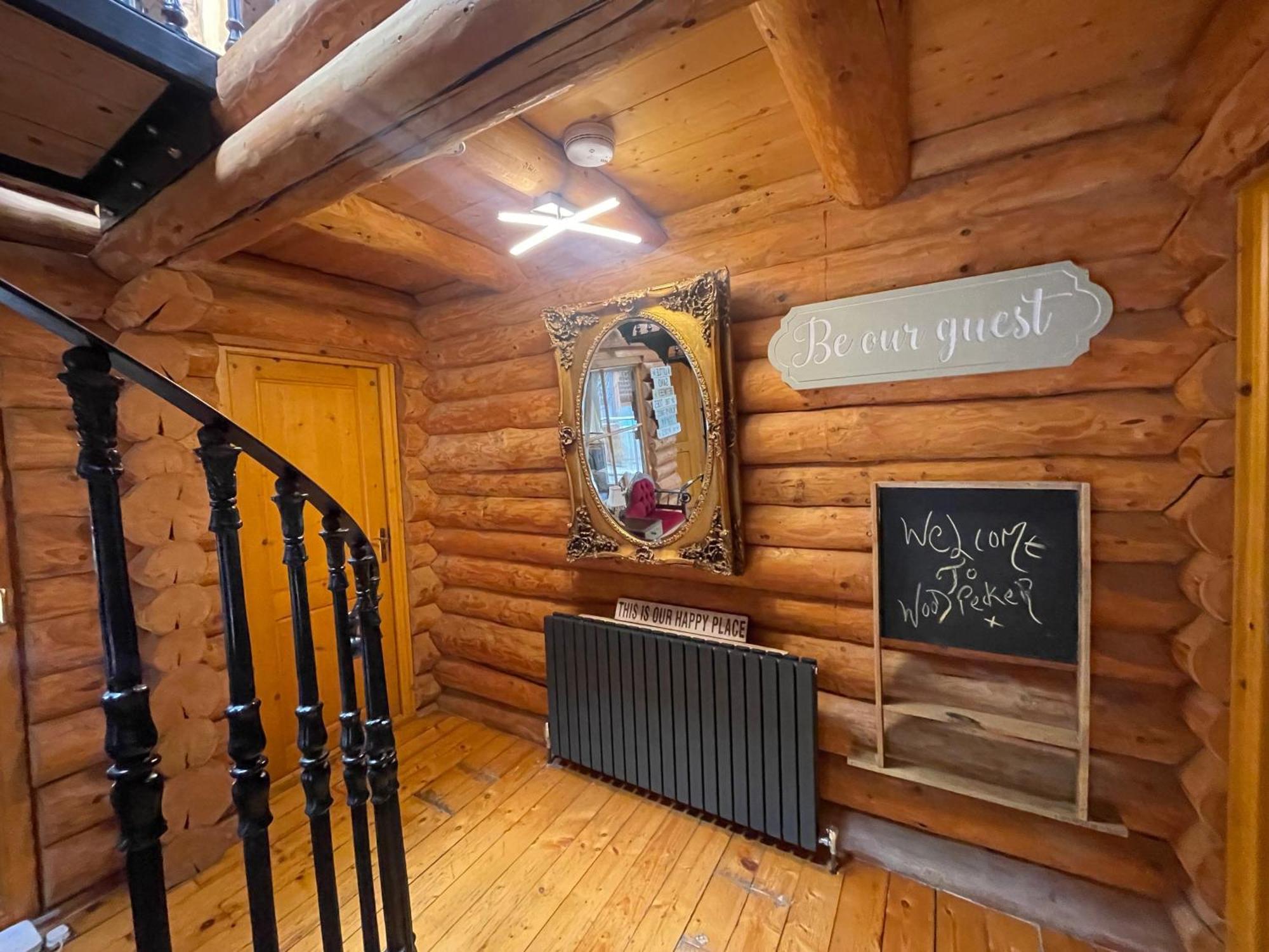 Woodpecker Log Cabin: Lakeside Retreat With Hot Tub And Private Fishing Holiday home *