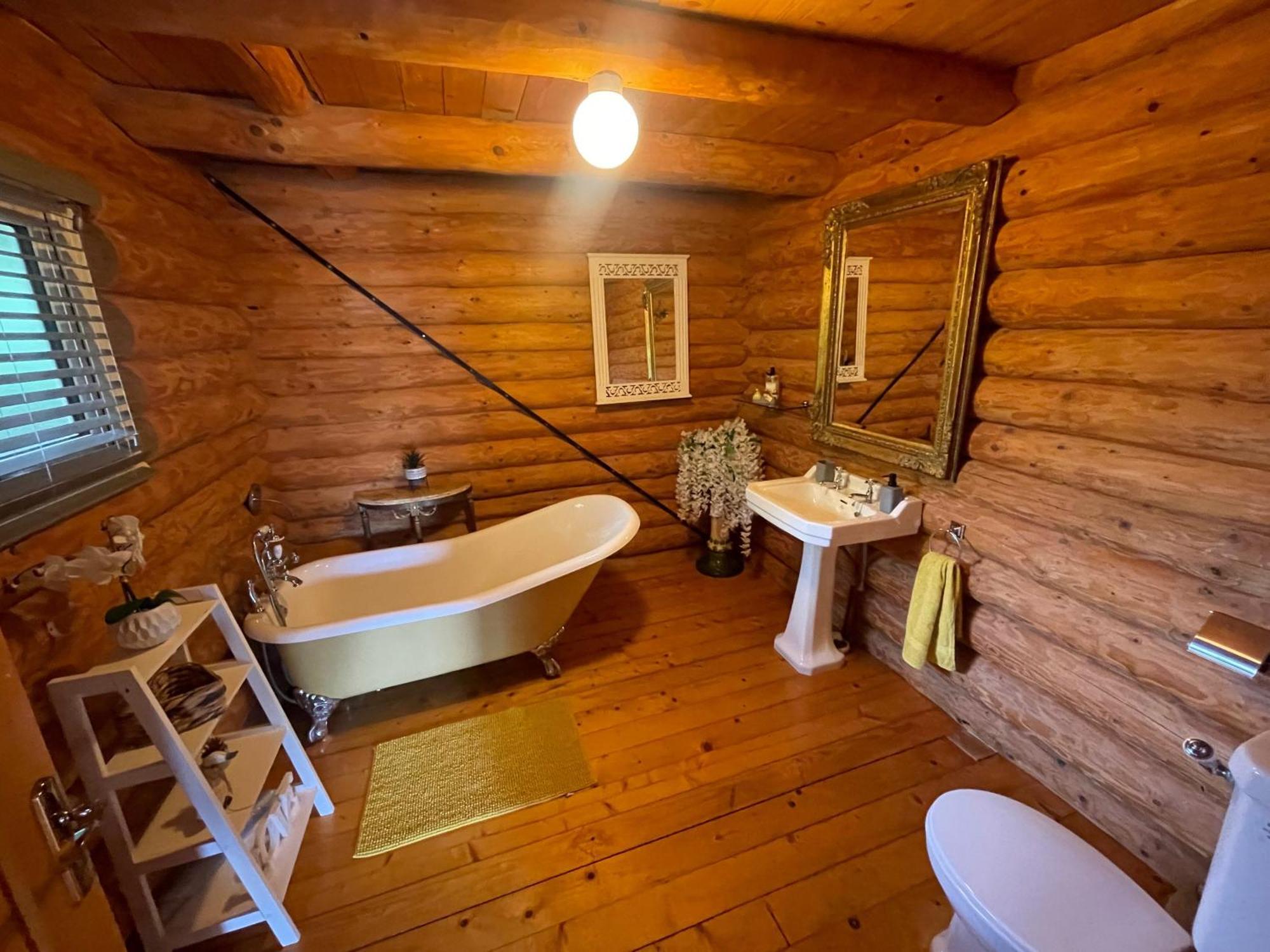 Woodpecker Log Cabin: Lakeside Retreat With Hot Tub And Private Fishing Holiday home Tattershall