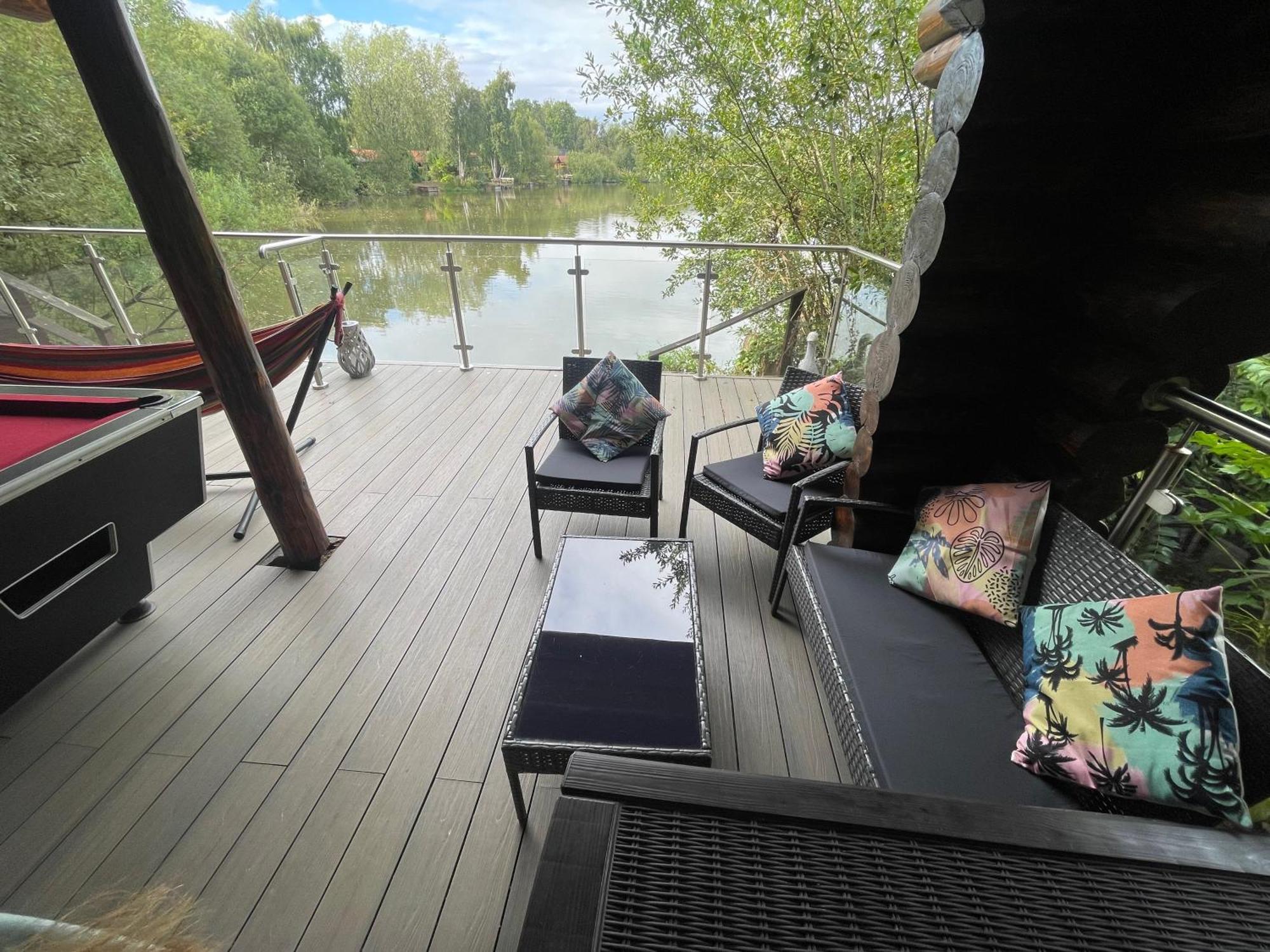 Woodpecker Log Cabin: Lakeside Retreat With Hot Tub And Private Fishing Holiday home *
