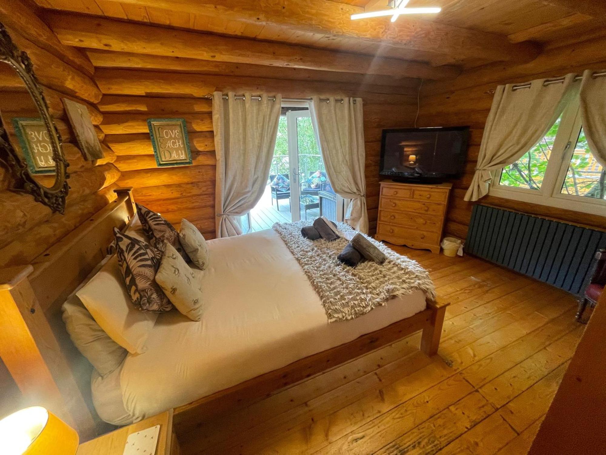 Woodpecker Log Cabin: Lakeside Retreat With Hot Tub And Private Fishing Holiday home Tattershall