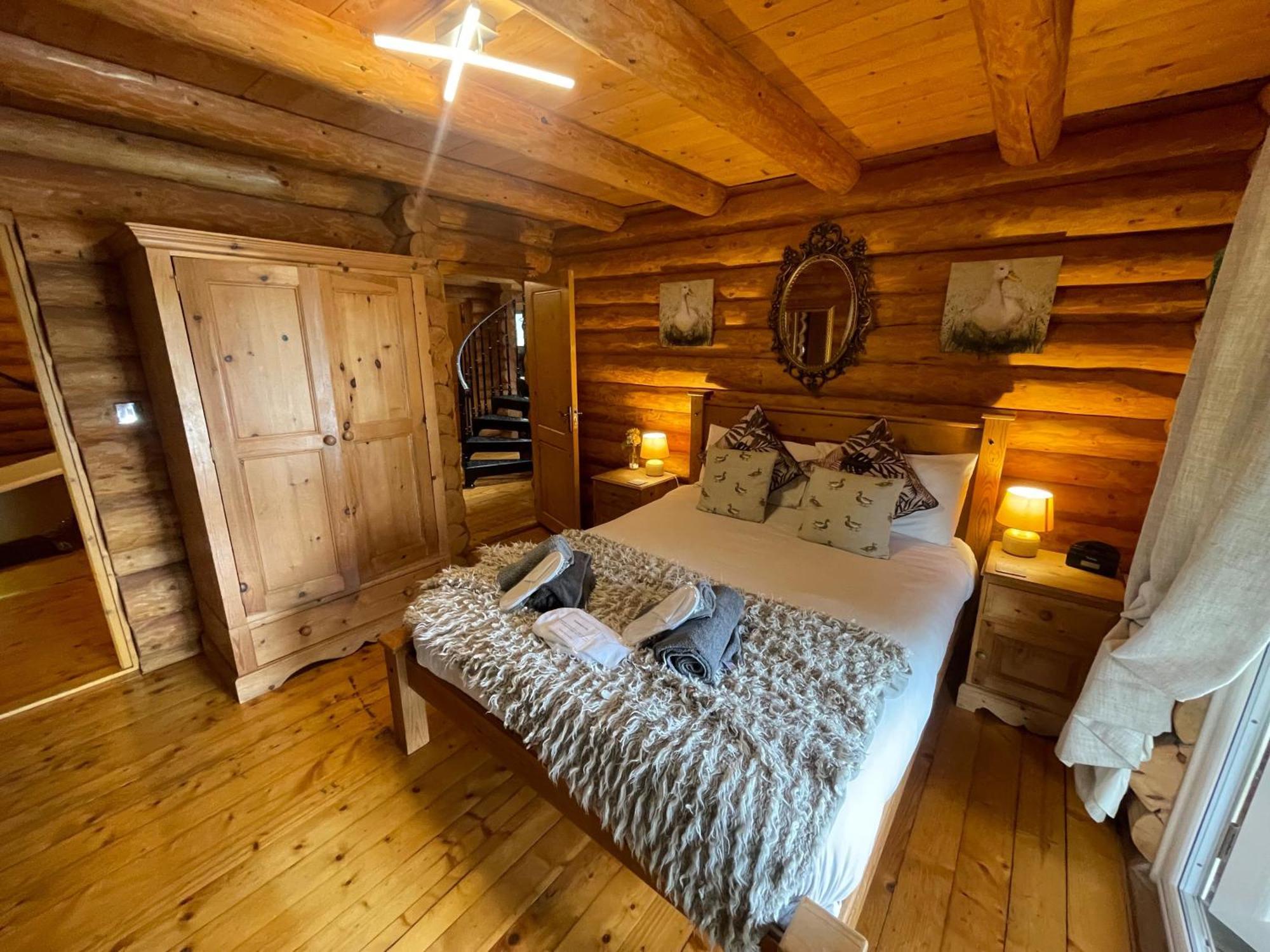 Woodpecker Log Cabin: Lakeside Retreat With Hot Tub And Private Fishing