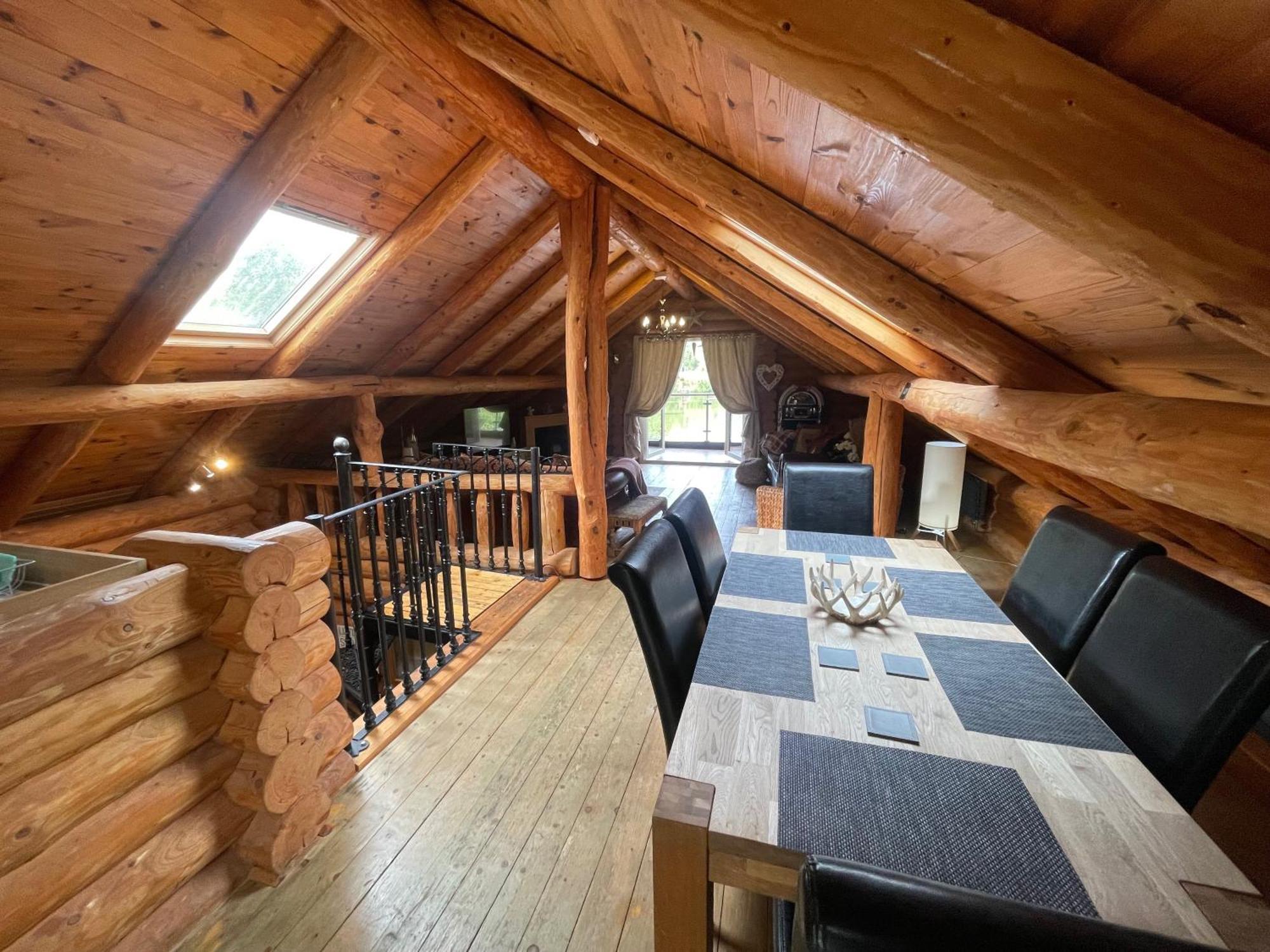 Woodpecker Log Cabin: Lakeside Retreat With Hot Tub And Private Fishing *