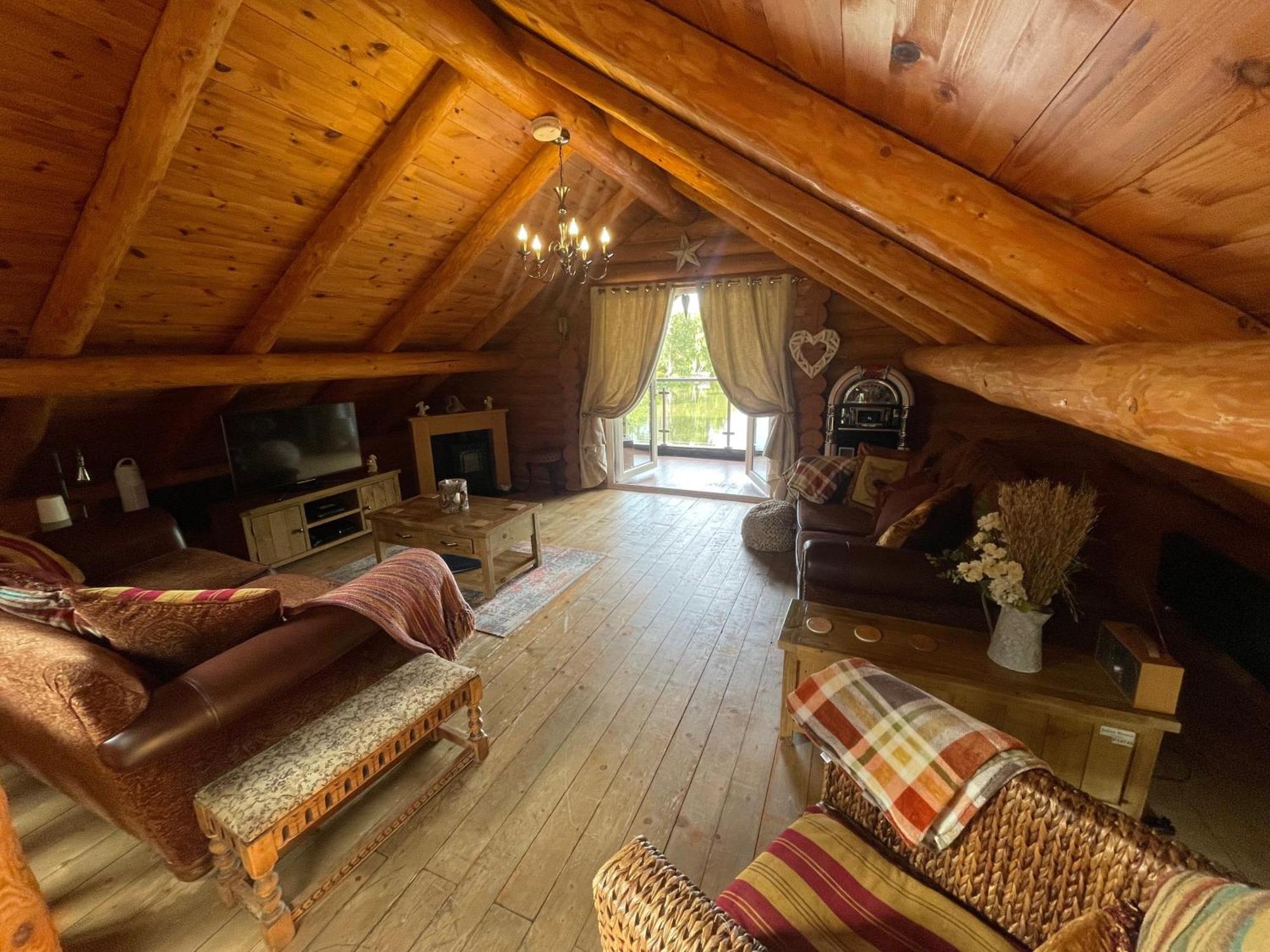 Woodpecker Log Cabin: Lakeside Retreat With Hot Tub And Private Fishing Holiday home