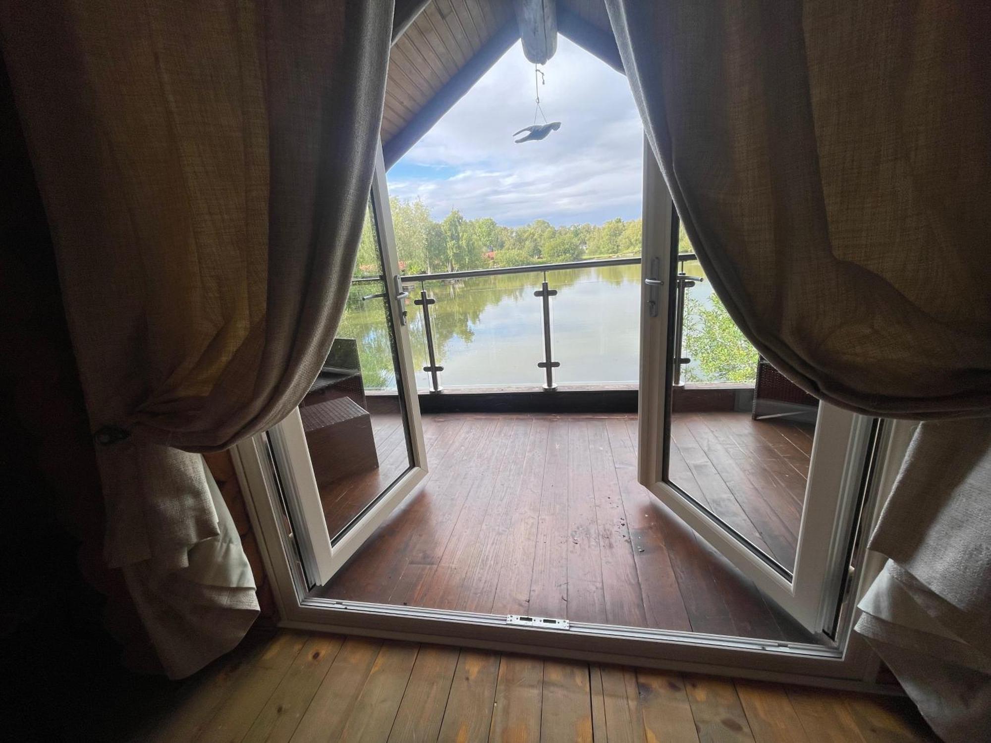 Holiday home Woodpecker Log Cabin: Lakeside Retreat With Hot Tub And Private Fishing *