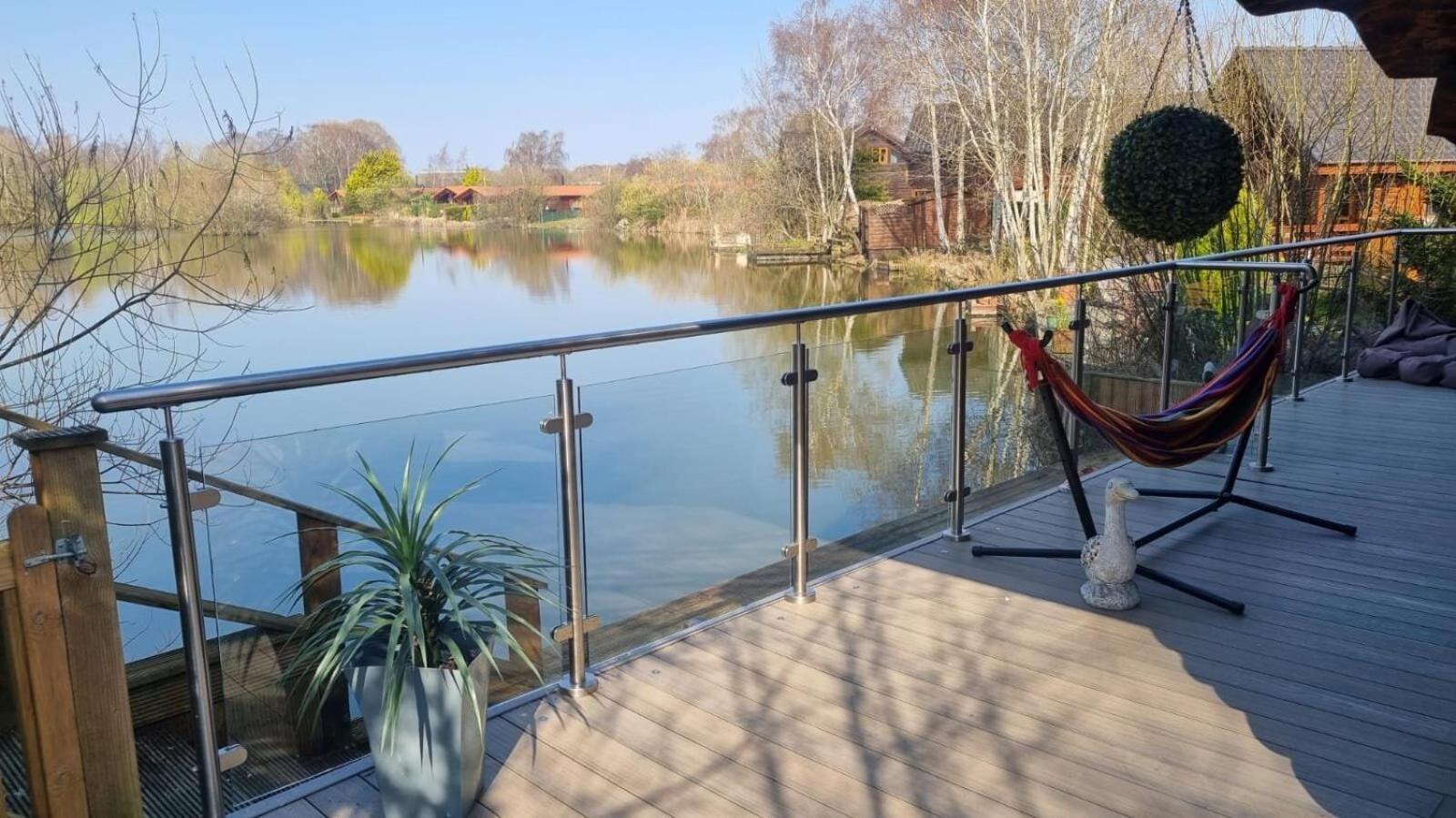 Holiday home Woodpecker Log Cabin: Lakeside Retreat With Hot Tub And Private Fishing Tattershall