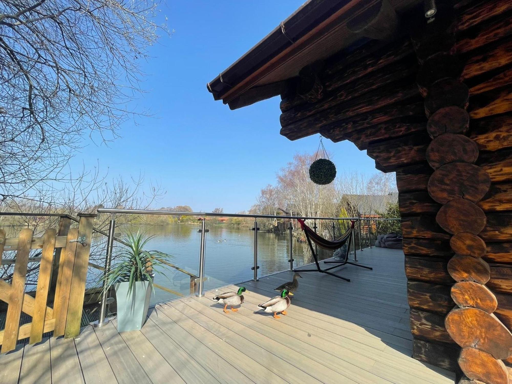 Woodpecker Log Cabin: Lakeside Retreat With Hot Tub And Private Fishing * Tattershall