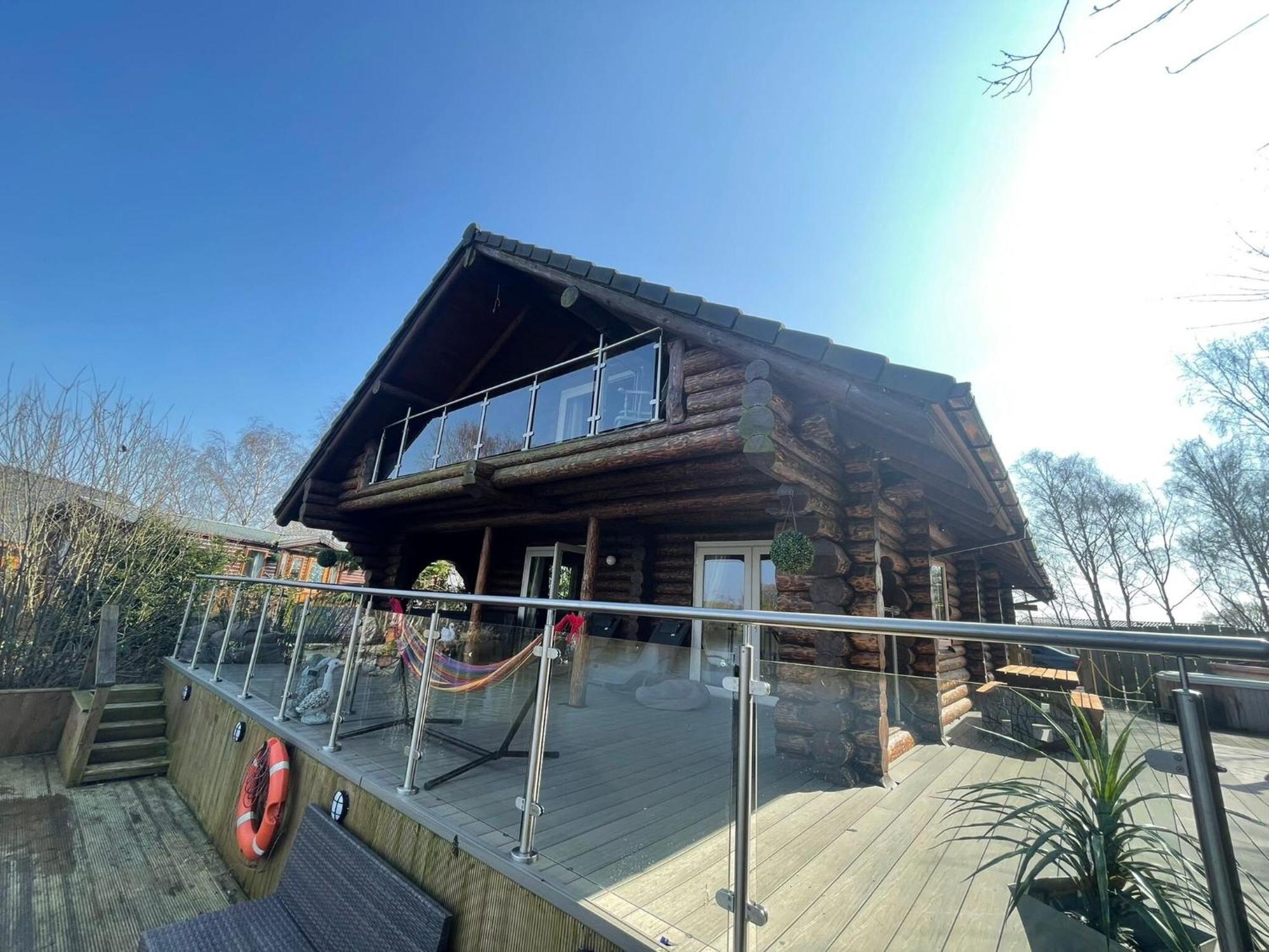 Woodpecker Log Cabin: Lakeside Retreat With Hot Tub And Private Fishing Holiday home Tattershall